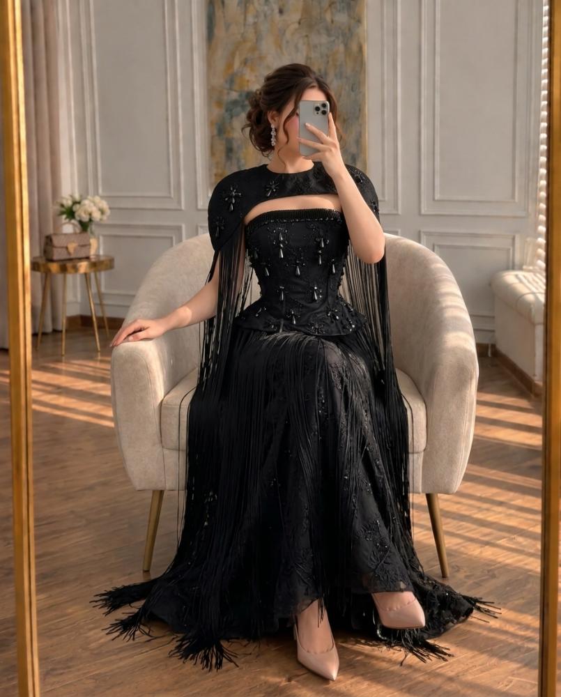 فستان سهرة أسود بتصميم كتف مميز وهدب وتطريز فاخر