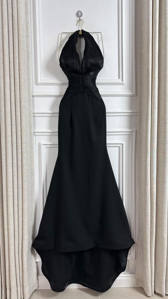فستان سهرة أسود فاخر بياقة هولتر وقماش الباربي والكرنكل المكسر
