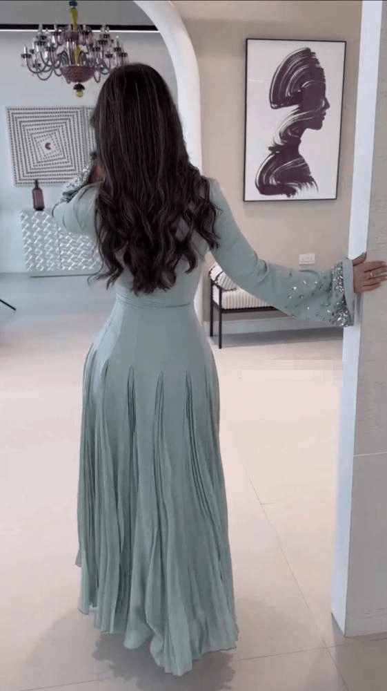 فستان مناسبات بكسرات بليسيه وخصر محدد بنمط ريفي عصري