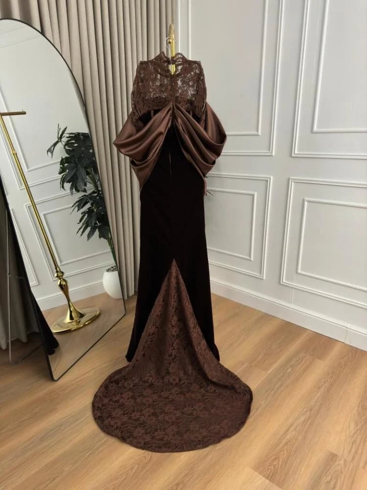 فستان سهرة كوتور بني شوكولاتة مخمل كوري كولوم كورسيه درابيه تفته مع ياقة وأكمام دانتيل