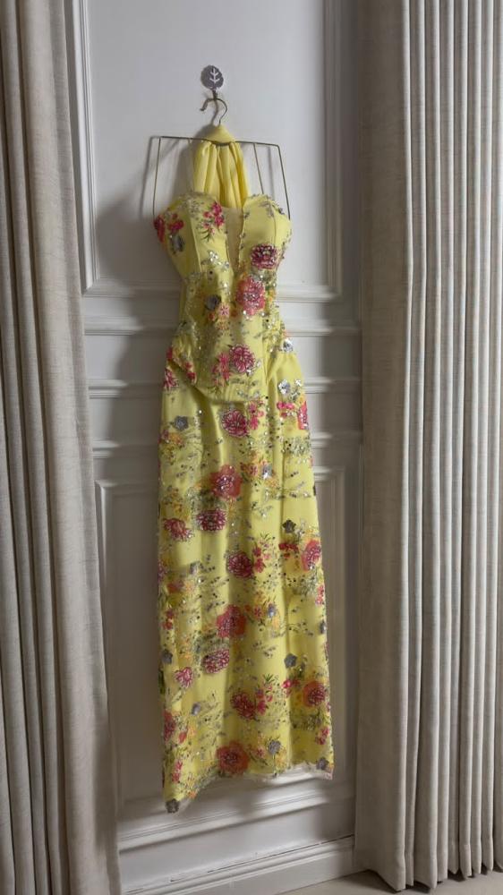 فستان سهرة أصفر مطرز بزهور ربيعية مع شال رقبة