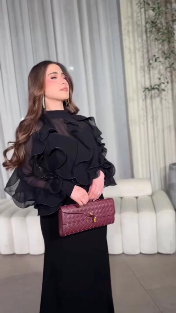 فستان سهرة أسود طويل الجزء العلوي من الشيفون بطبقات متموجة والجزء السف
