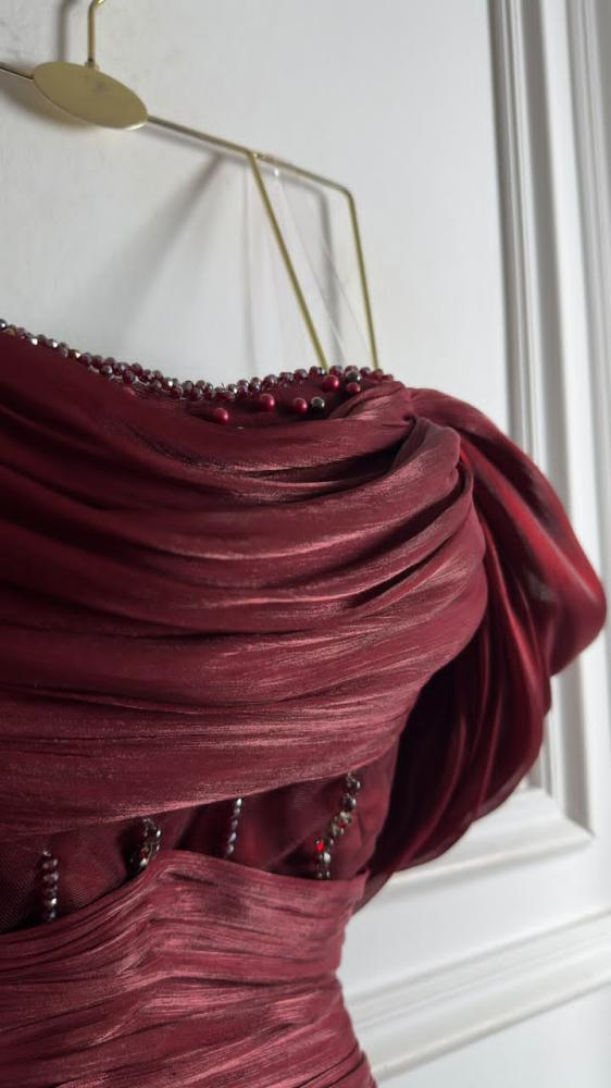 فستان سهرة عنابي طويل من قماش الكرنكل المكشكش بتطريز خرز وأكمام أوف شو
