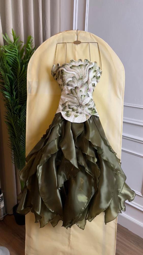 فستان سهرة باللون الزيتوني الفاخر مع تطريز يدوي بارز على الصدر وقماش ج