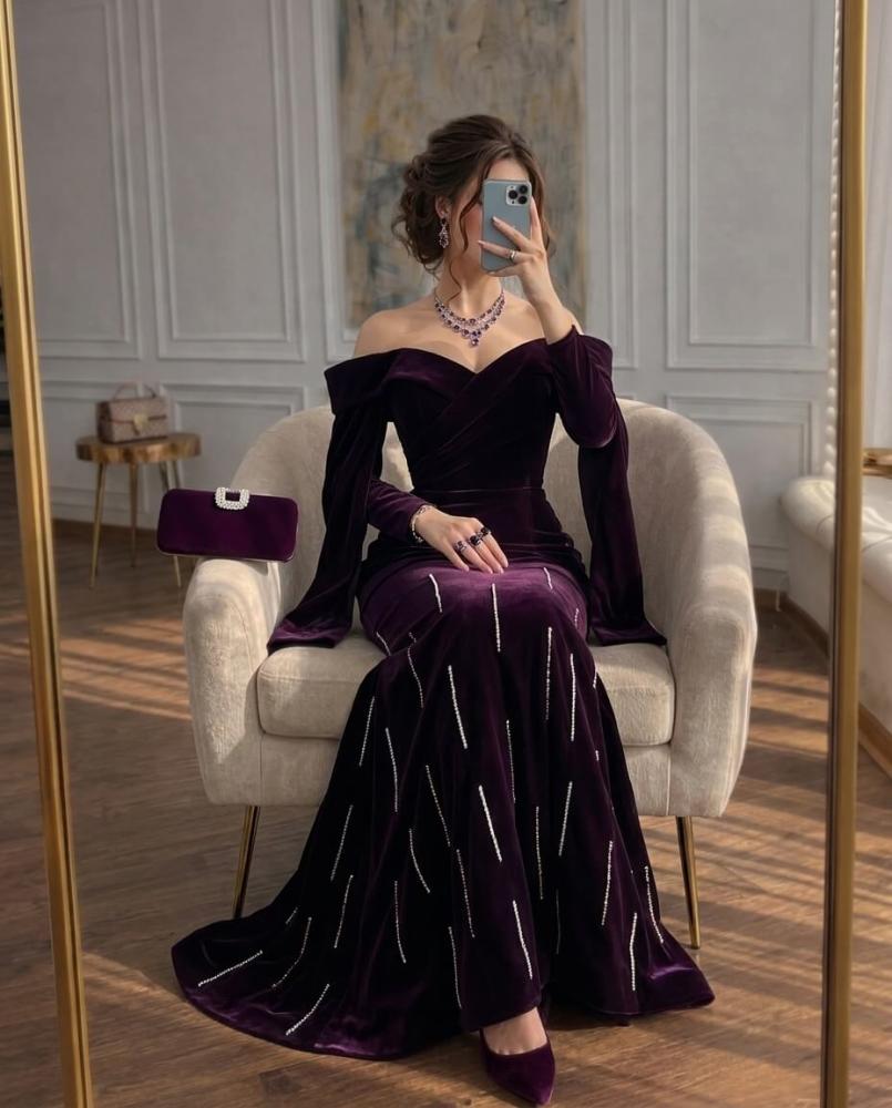 فستان سهرة كوتور شتوي موف غامق أوف شولدر قماش جوخ كولوم بأكمام طويلة وتطريز خطوط كريستال طولية