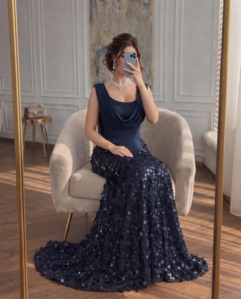 فستان سهرة كحلي راقٍ بياقة درابيه وتنورة ترتر شبك