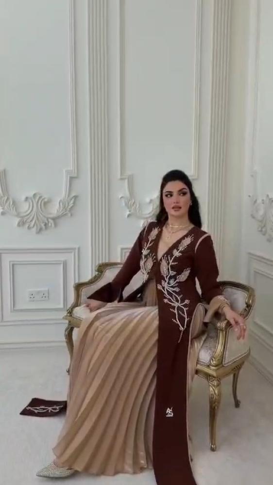 فستان سهرة بلونين بيج وبني مع جاكيت مفتوح مطرز - موديل ملكي