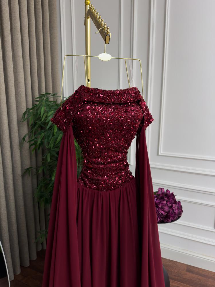 فستان سهرة عنابي طويل بتصميم ملكي