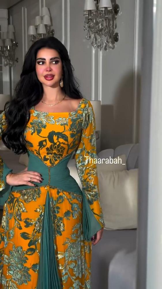 فستان سهرة ملكي أصفر بنقوش ذهبية مع كورسيه شيفون وخصر محدد - إطلالة فاخرة