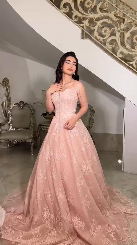 فستان سهرة ملكي دانتيل مطرز بلون وردي ناعم بلاش بينك مع أكتاف مكشوفة