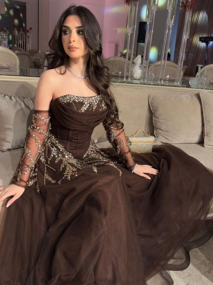 فستان سهرة تول فخم باللون البني الشوكولاتة ومطرز بالكريستال اللامع