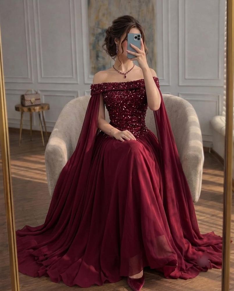 فستان سهرة عنابي طويل بتصميم ملكي