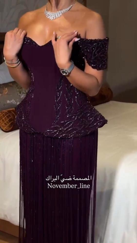 فستان سهرة باذنجاني باربي بتطريز يدوي كورسيه وأكمام أوف شولدر وتنورة هدب انسيابية
