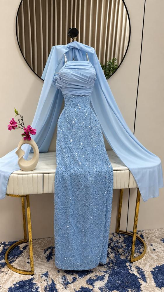 فستان سهرة سماوي لامع بتطريز ترتر مع كاب شيفون منسدل