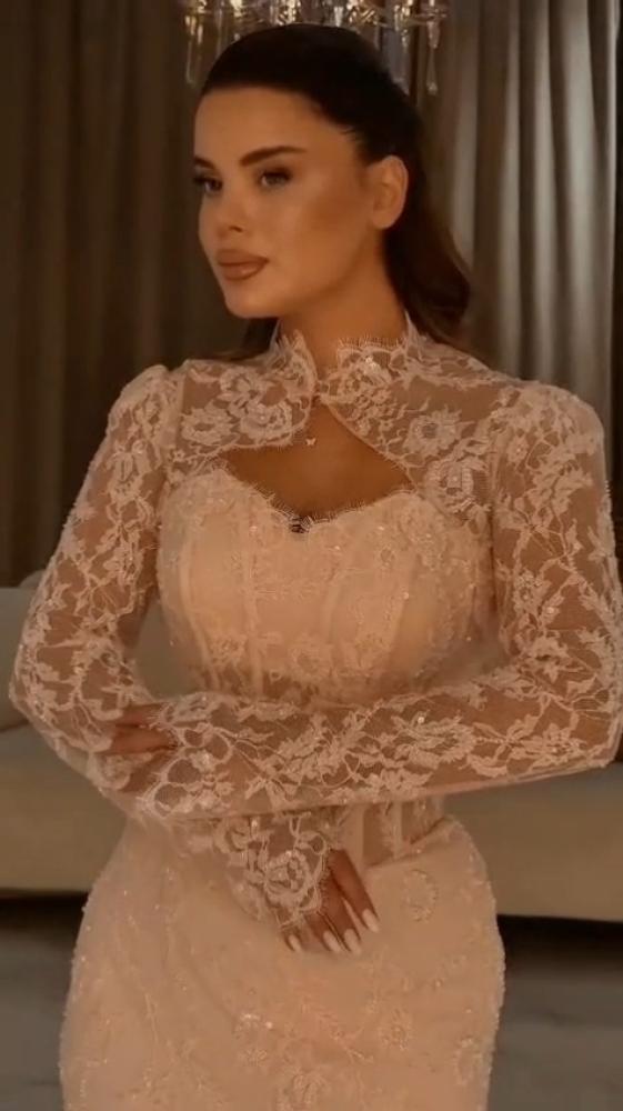 فستان سهرة دانتيل مطرز بالخرز مع ياقة كوليه وأكمام طويلة