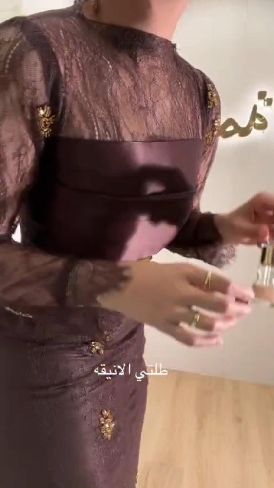فستان سهرة طويل من الدانتيل الفاخر بلون بني كلاسيكي