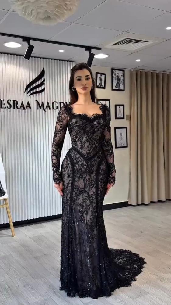 فستان سهرة ملكي من الدانتيل المطرز بفتحة صدر مربعة