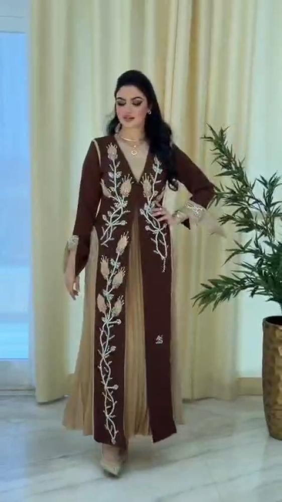 فستان سهرة بلونين بيج وبني مع جاكيت مفتوح مطرز - موديل ملكي