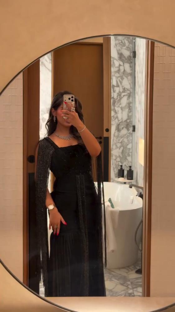 فستان سهرة أسود فاخر من الأورجانزا اللامعة بالتطريز اليدوي والهدب