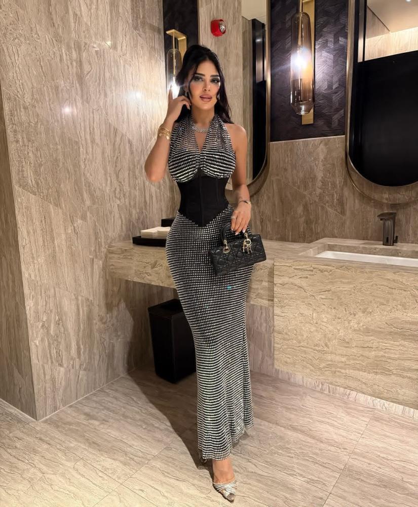 فستان سهرة أسود فاخر من قماش الباربي والتول الشبكي المرصع بالزركون