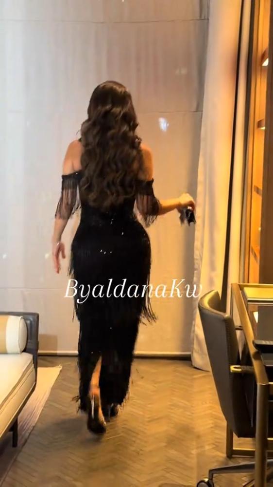 فستان سهرة نسائي أسود طويل مزين بطبقات هدب خرز وقماش باربي على شماعة ذ