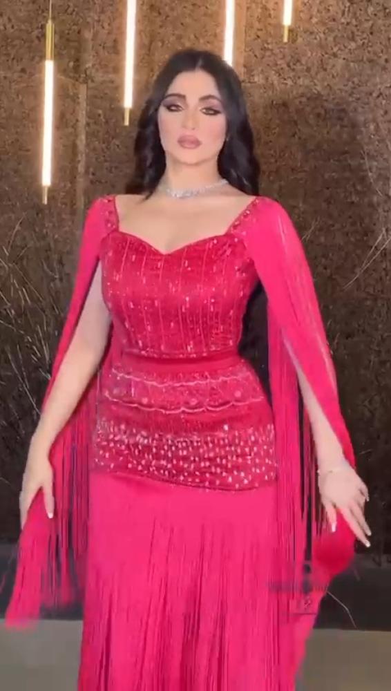 فستان سهرة فوشيا بتصميم الكاب والهدب