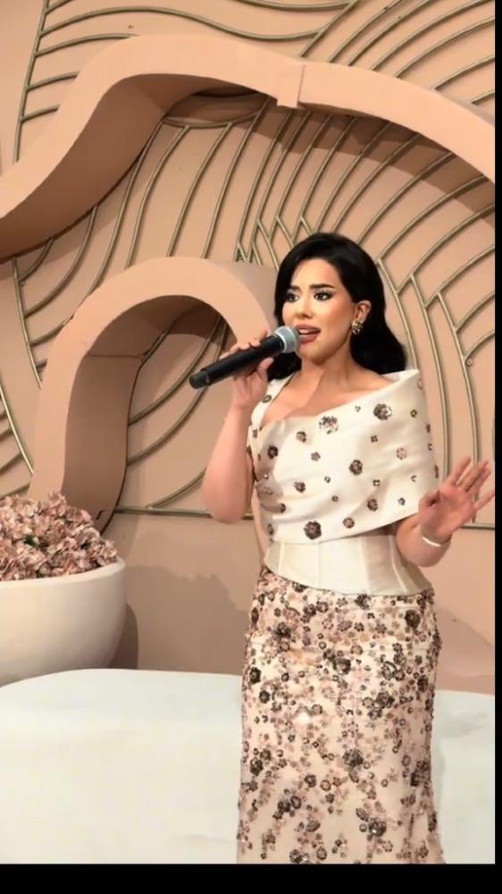 فستان سهرة ميكادو أوف وايت بقصة كورسيه وتطريز خرز فاخر