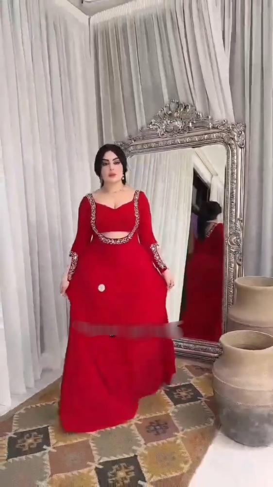 فستان سهرة أحمر كريب بتطريز يدوي وأكمام طويلة