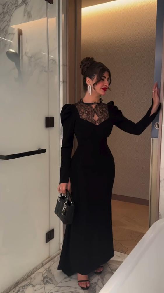 فستان سهرة طويل أسود بقماش باربي وتطريز دانتيل راقٍ