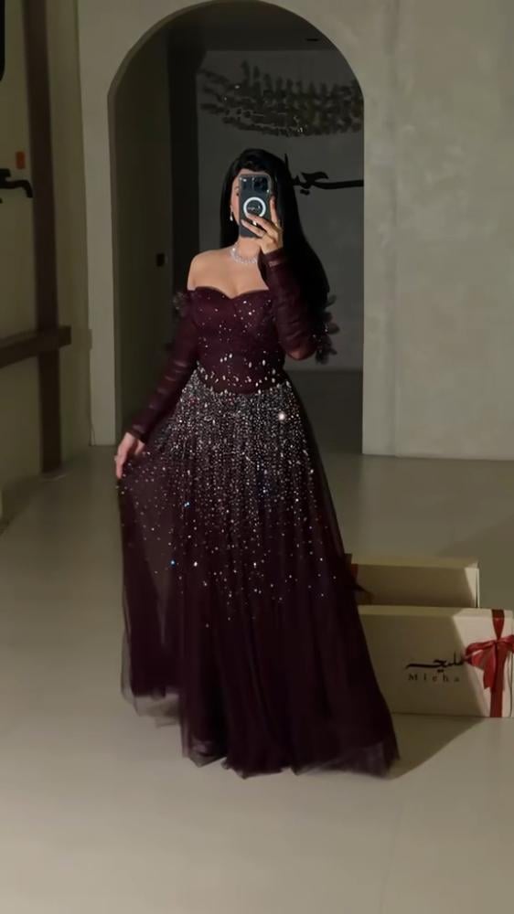 فستان برغندي تل مرصع بحبيبات الزركون اللامعة