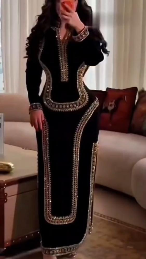 فستان سهرة ملكي أسود بتطريز هندسي ذهبي