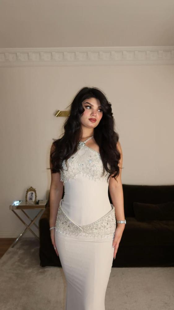فستان ملكي عاجي هولتر بتطريز يدوي وتفصيلة حورية البحر