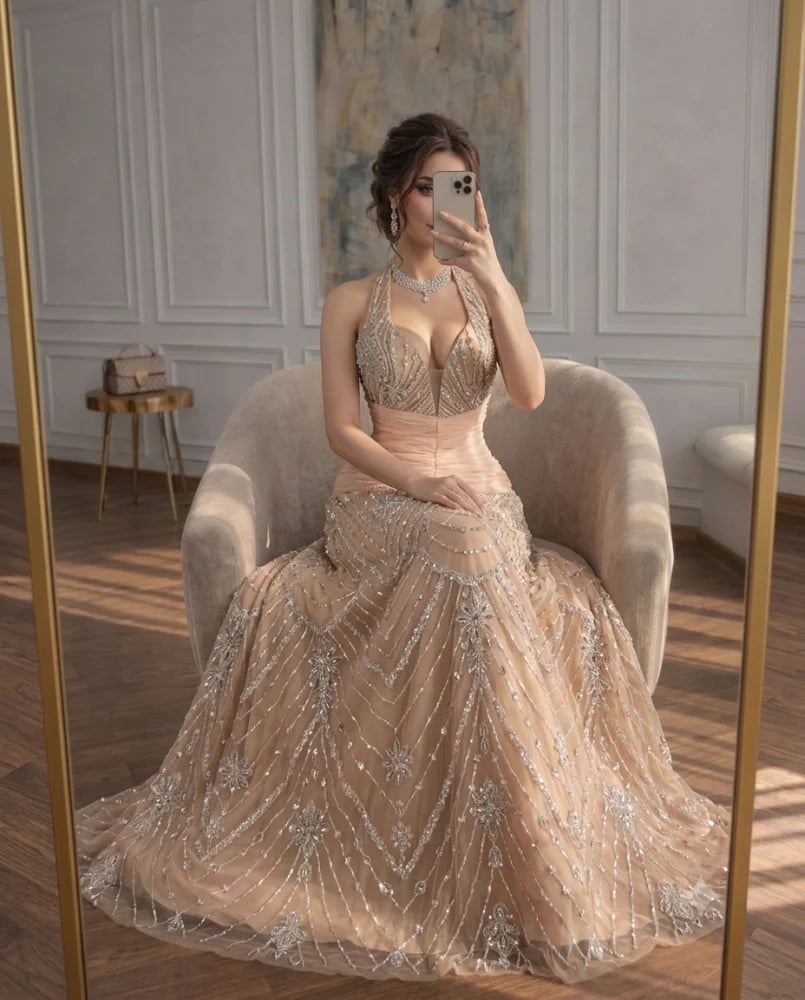 فستان سهرة ذهبي وردي طويل بتصميم هولتر مطرز بالكريستال بلمسة آرت ديكو | فستان حفلات فخم للسهرات