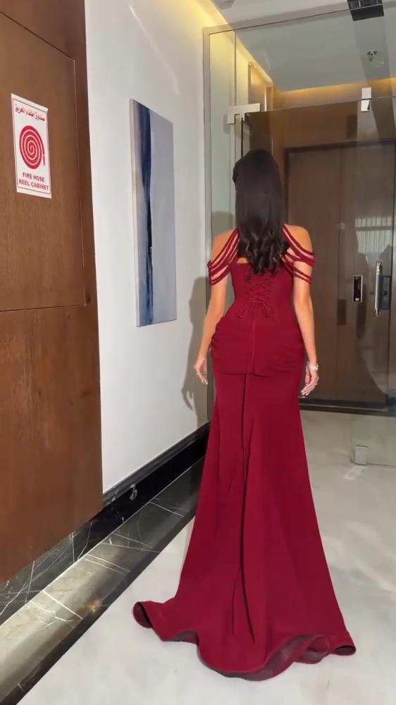 فستان سهرة نسائي طويل بقصة كورسيه وأكتاف ساقطة لون عنابي فاخر