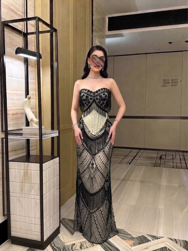 فستان سهرة كب كورسيه أوف وايت بكلفة خرز أسود هندسية وشرابات هدب وقماش باربي