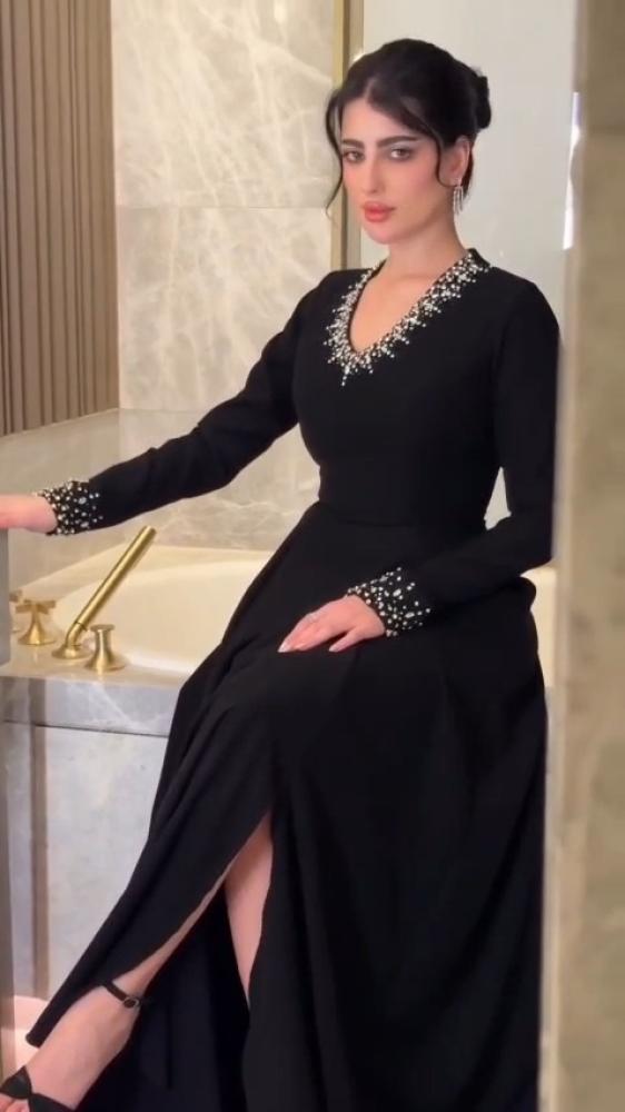 فستان سهرة كلاسيك رويال أسود مرصع بالكريستال