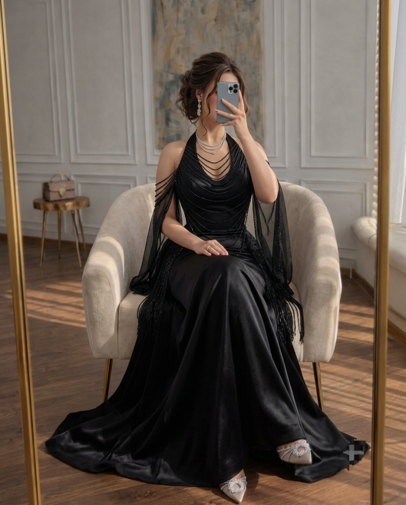 فستان سهرة أسود فاخر بقماش الباربي والميكادو ومزين بهدب خرز على الرقبة
