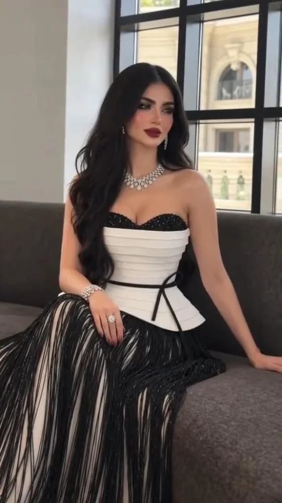 جمبسوت سهرة كوتور أبيض وأسود كب كورسيه درابيه قماش باربي مع تطريز شرابات هدب وحزام خصر