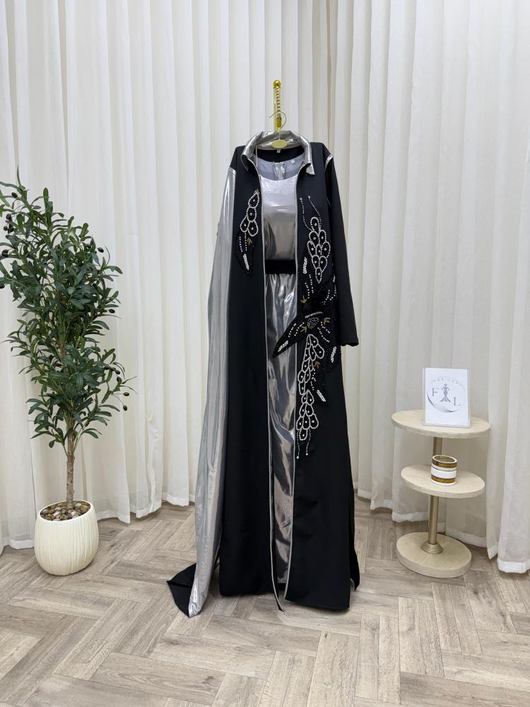 فستان سهرة أسود وفضي قماش باربي وكريستال مع تطريز طاووس لامع