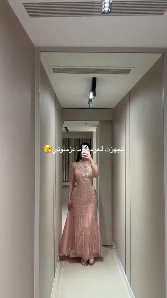 فستان سهرة وردي فاخر مُطرّز بالخرز والكريستال مع ذيل إضافي