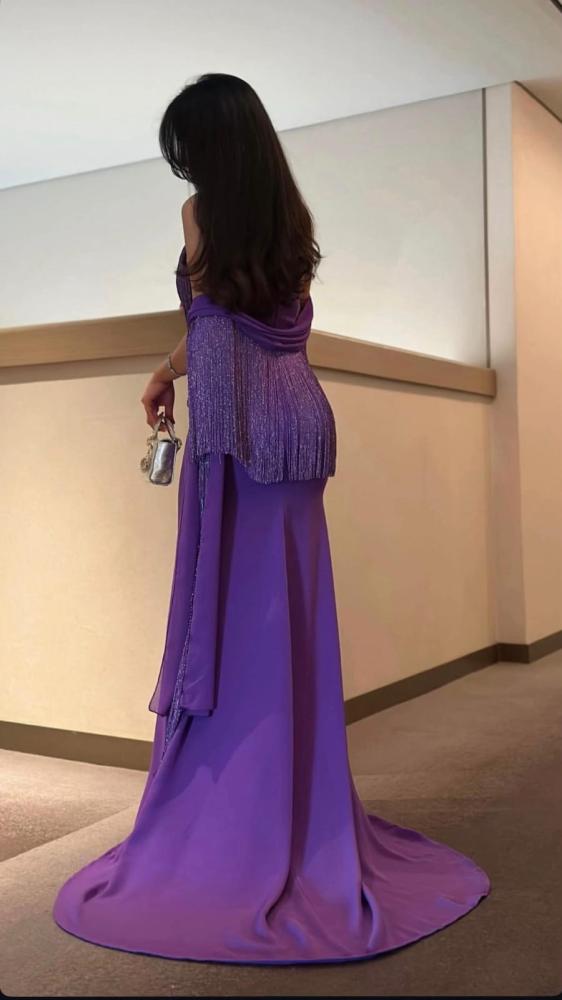 فستان سهرة بنفسجي باربي هولتر بصدرية وشاح هدب لمعة مع ذيل انسيابي