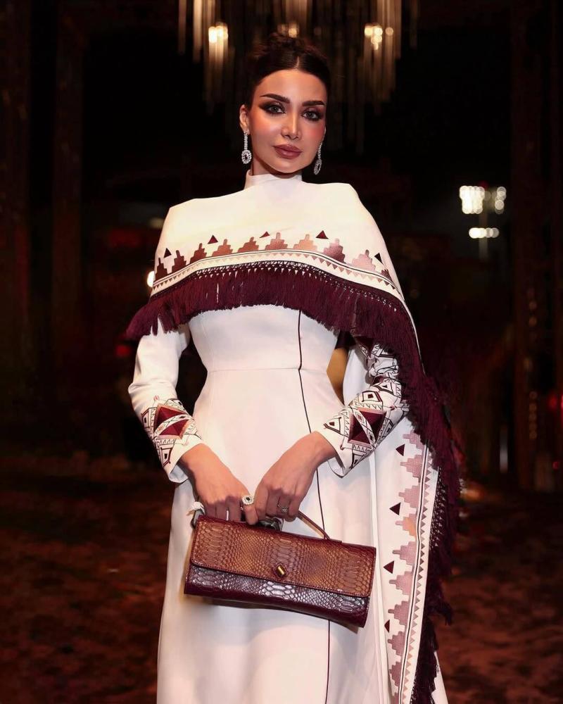 فستان تراث بلمسة عصرية - أبيض وعنابي