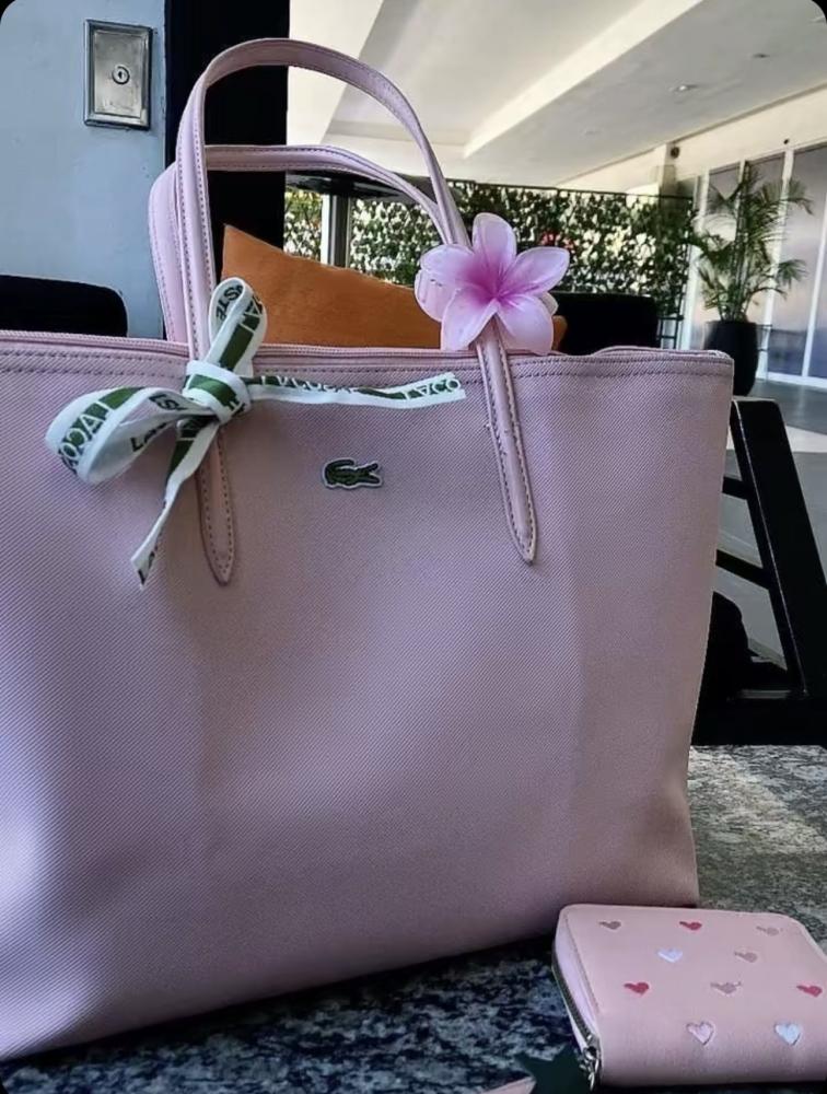 شنطة لاكوست