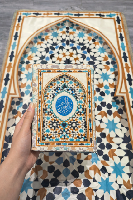 مصحف مع سجادة وسبحة