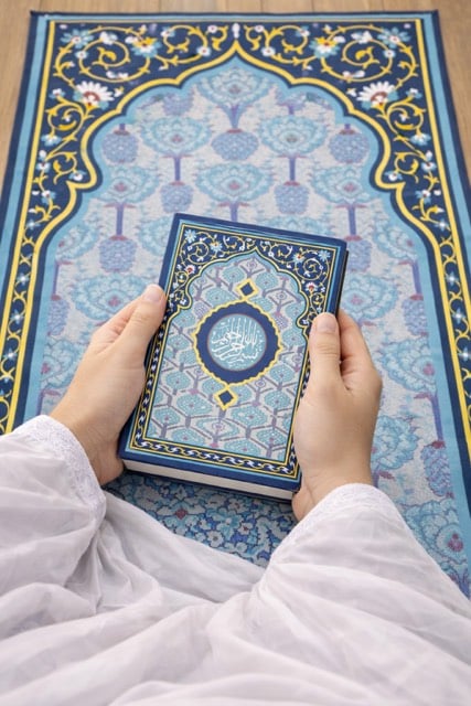 مـصحف مع سـجادة