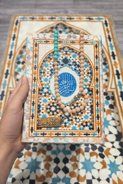 مصحف مع سجادة وسبحة