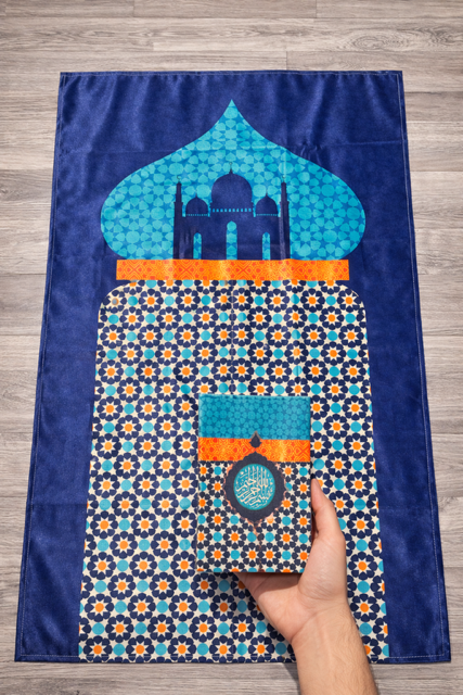 مصحف مع سجادة وسبحة