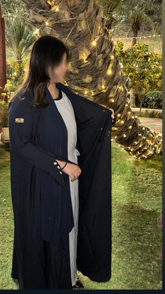 عباية كحلي بقصة مميزة بفستان داخلي سماوي