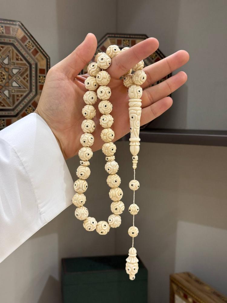 سبح عاج الفيل طبيعي منقوش كروي - حجر السلطان ولك من الاسم نصيب