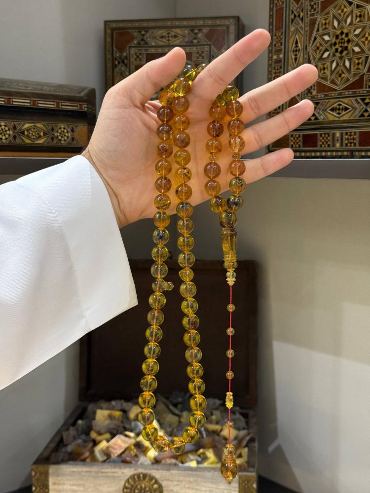 مسبحة كهرم طبيعي دومنيكي نقتسات كروي - حجر السلطان ولك من الاسم نصيب